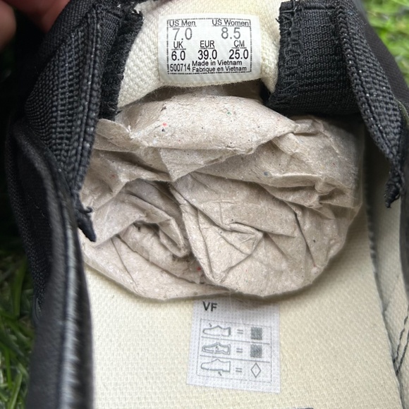 Black Vans slip-ons with bleach stains - Picture 6 of 7